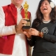 107-Madhuri und Madan erhalten Oskar fuer 20 Jahre Verbreitung von Lachyoga